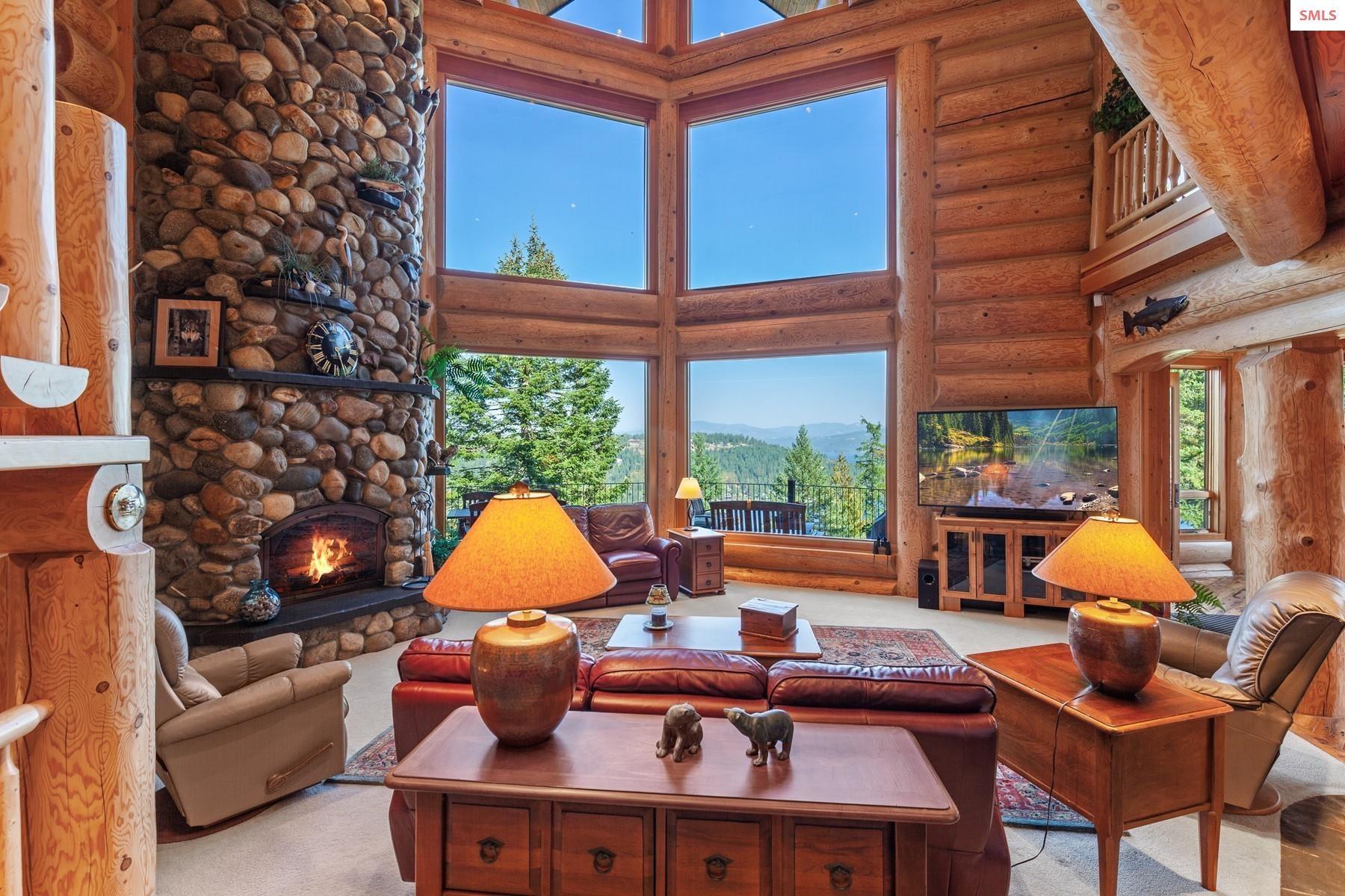 Image 2: graces this 24' high great room