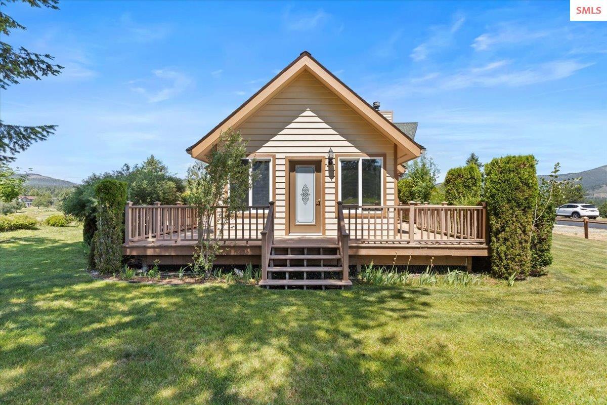 Image 2: Enjoy the golfers right off your back patio deck!