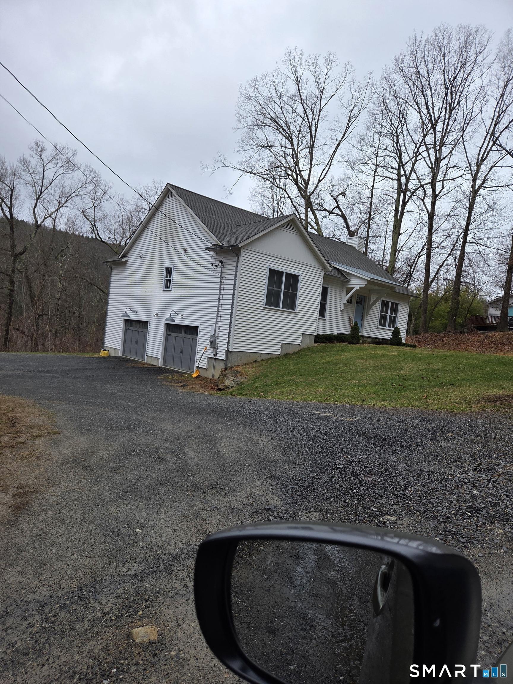 Image 4: House to the right of the lot for sale