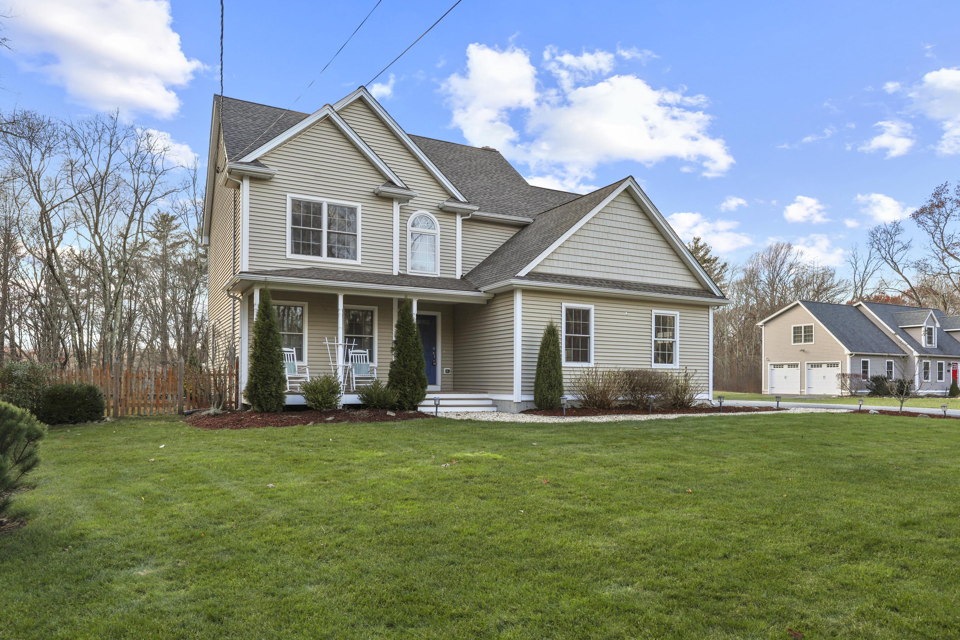 Image 2: 10+ Curb Appeal on Cul-de-Sac Road