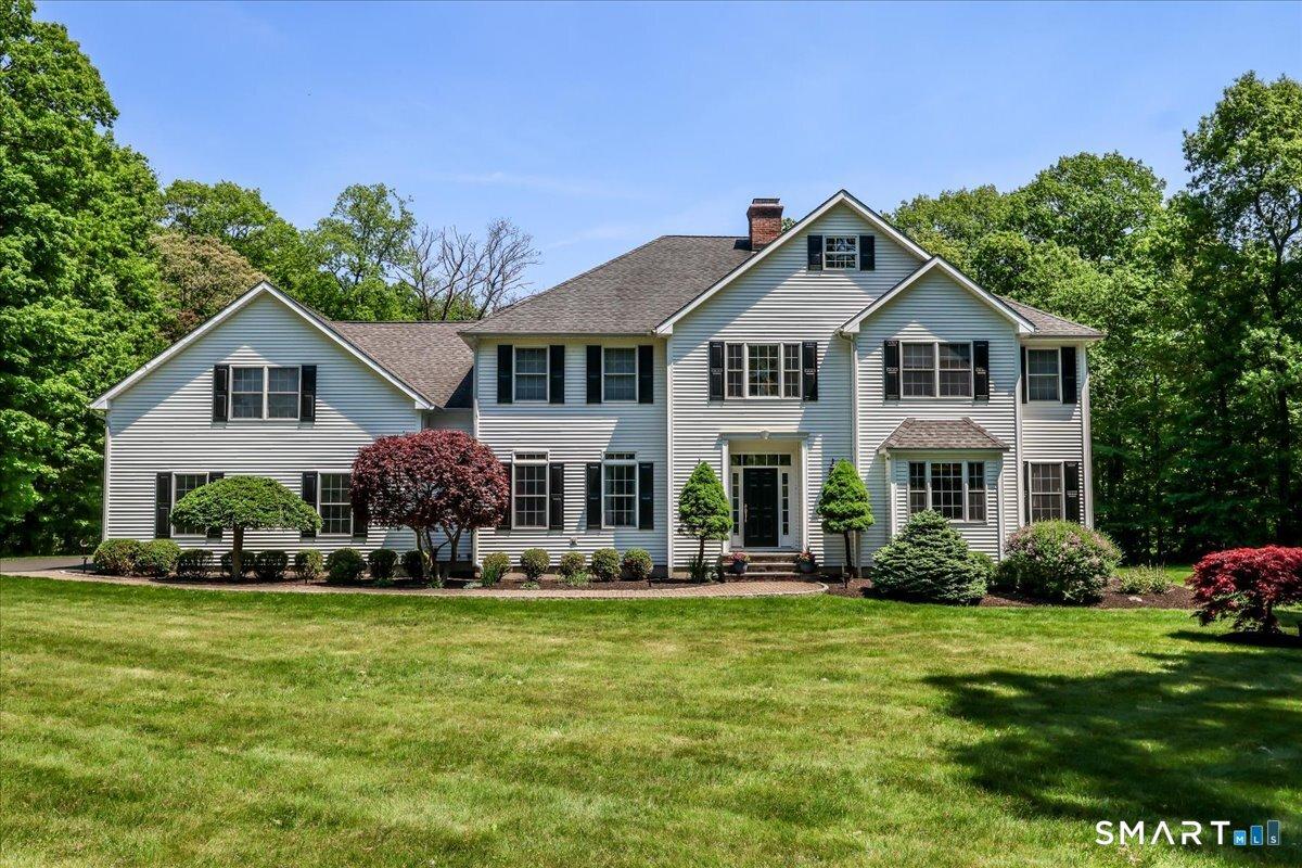 Image 2: Wide open 4/5 Bedroom Center Hall Colonial