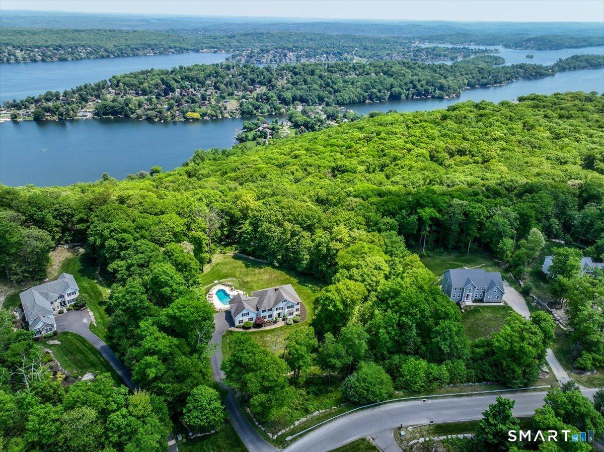 Image 4: Stone's throw away from Candlewood Lake