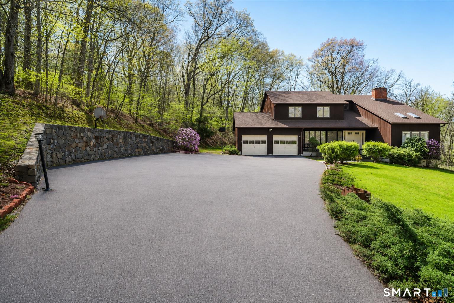 Image 1: Welcome to 63 North Mountain Rd!