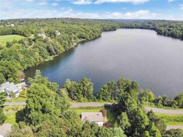 16 Taunton Lake Road