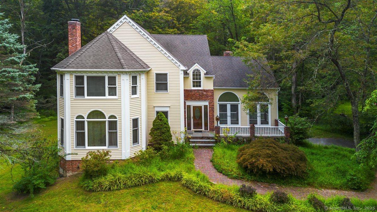 Image 1: Front view - outstanding architecture