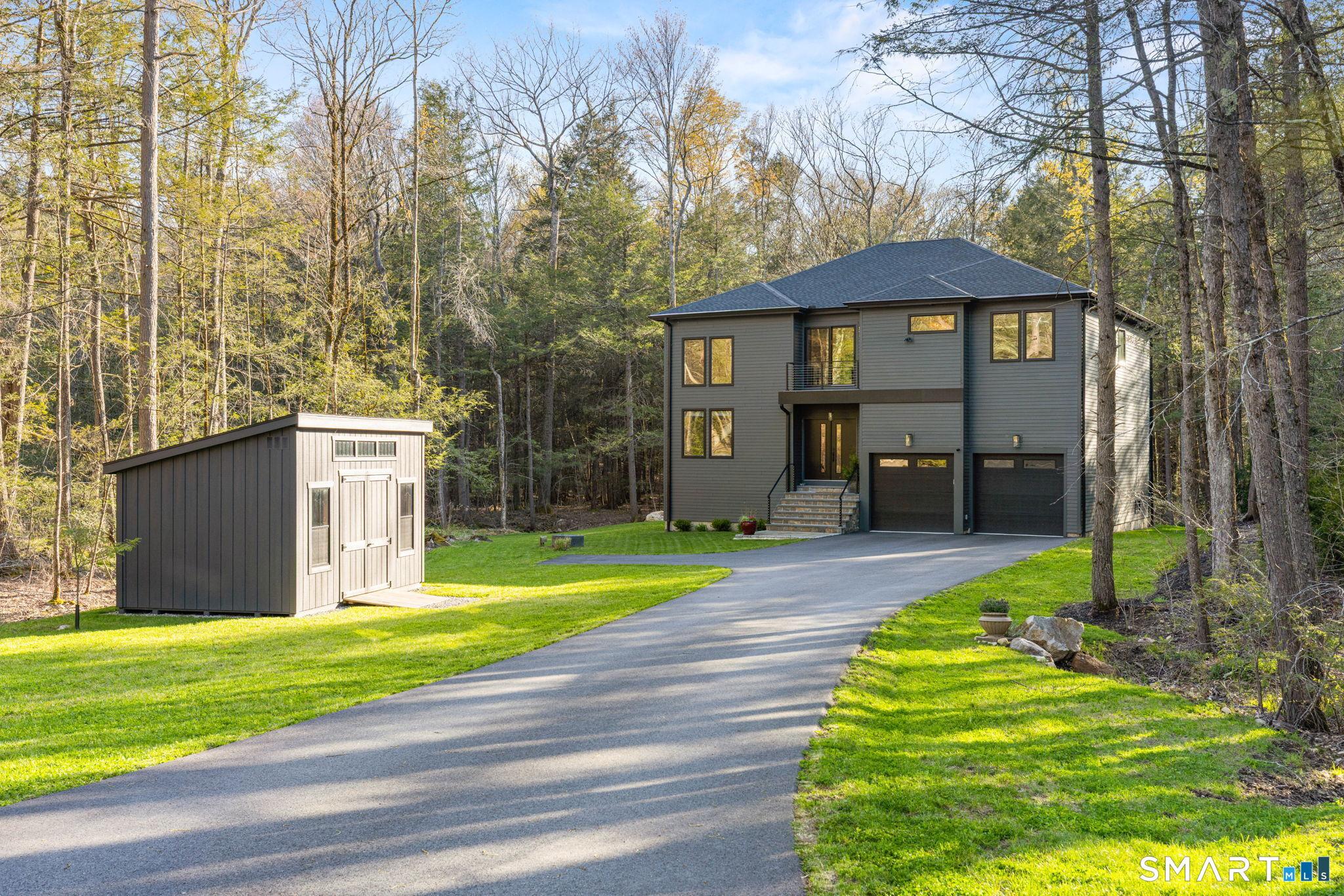 Image 3: Incredible curb appeal