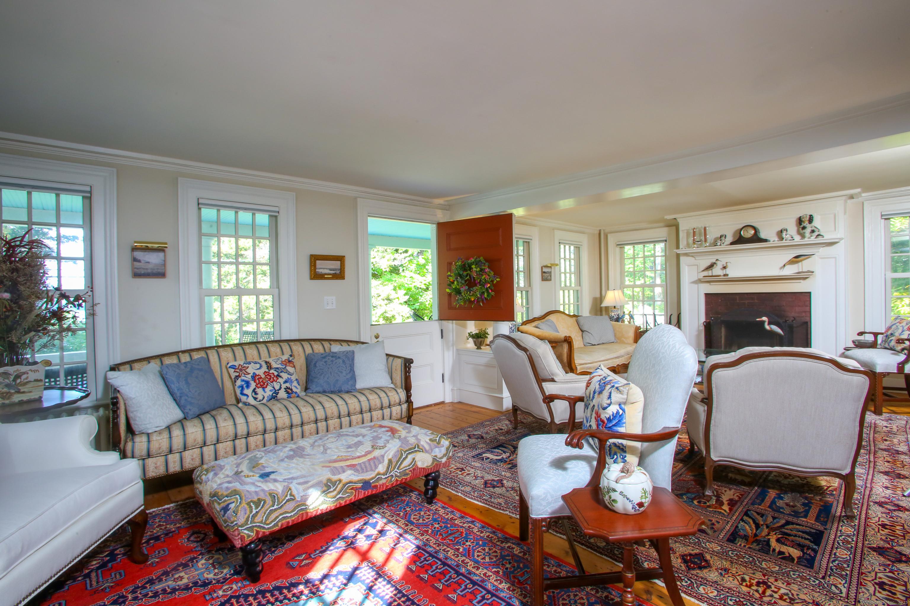 Image 4: Living room
