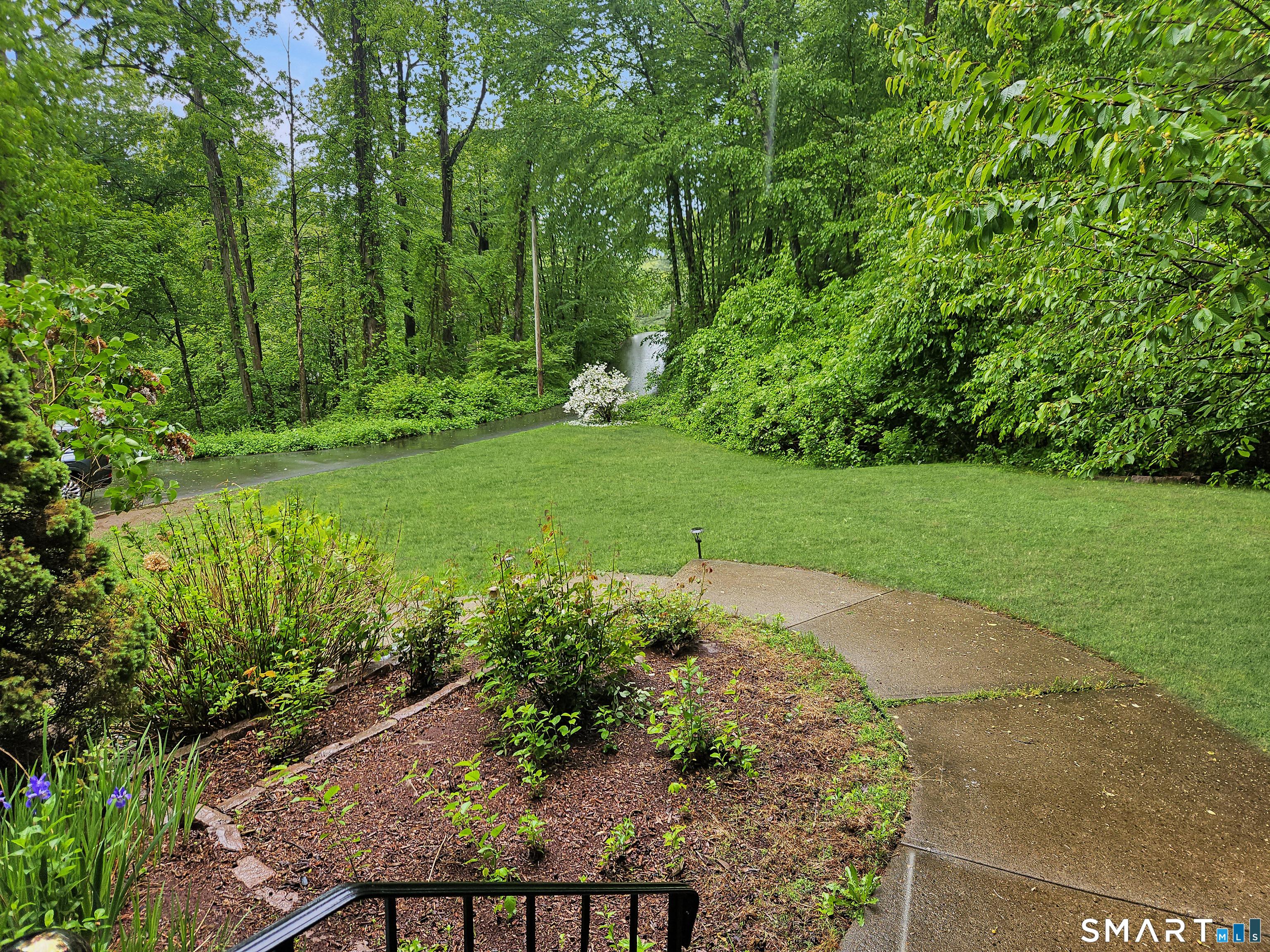 Image 4: Beautiful walkway to the front door