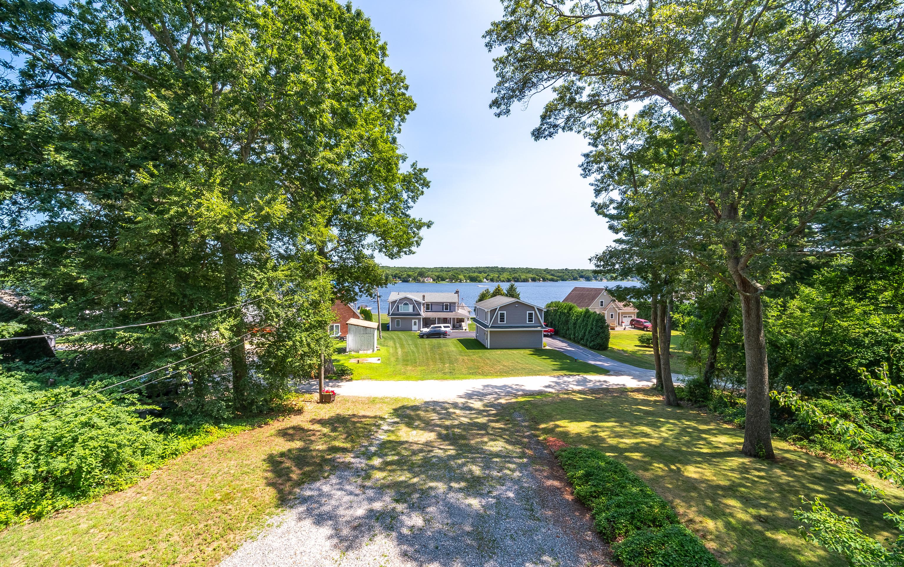 Image 4: Driveway fits lots of cars enjoy the views