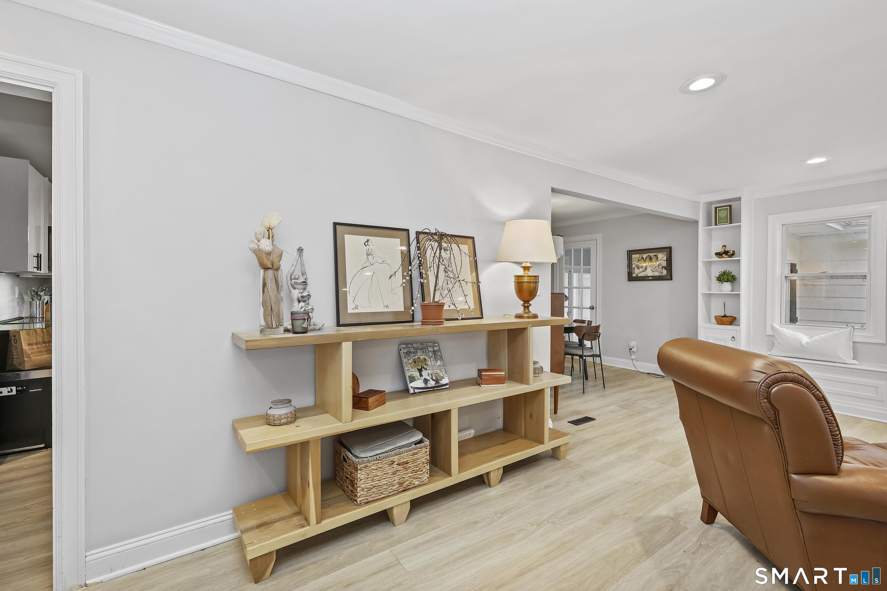 Image 4Foyer: Open concept floorplan