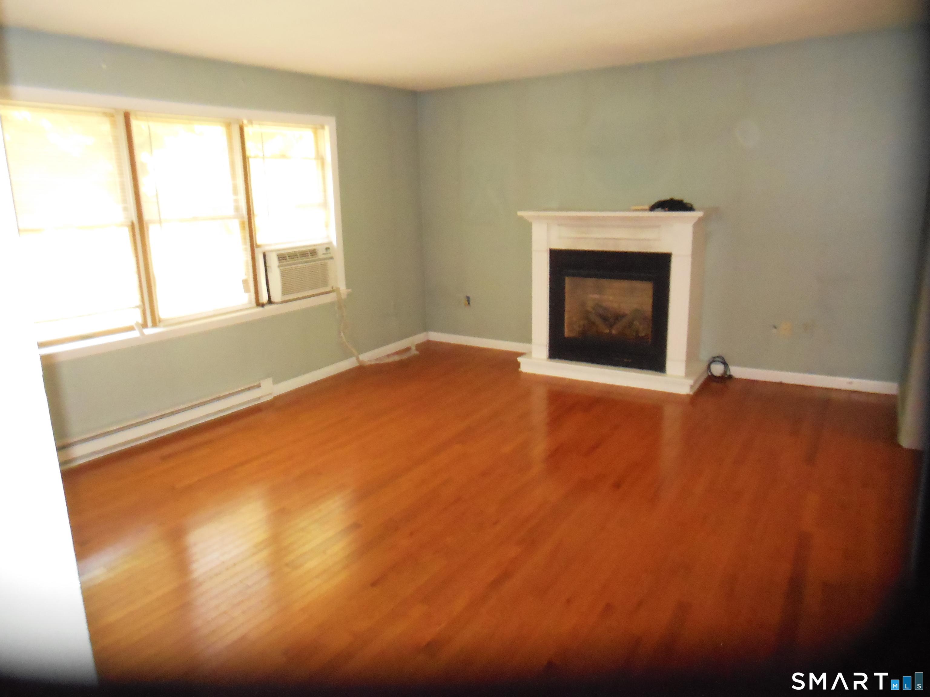 Image 4: BRIGHT AND SUNNY LIVING ROOM
