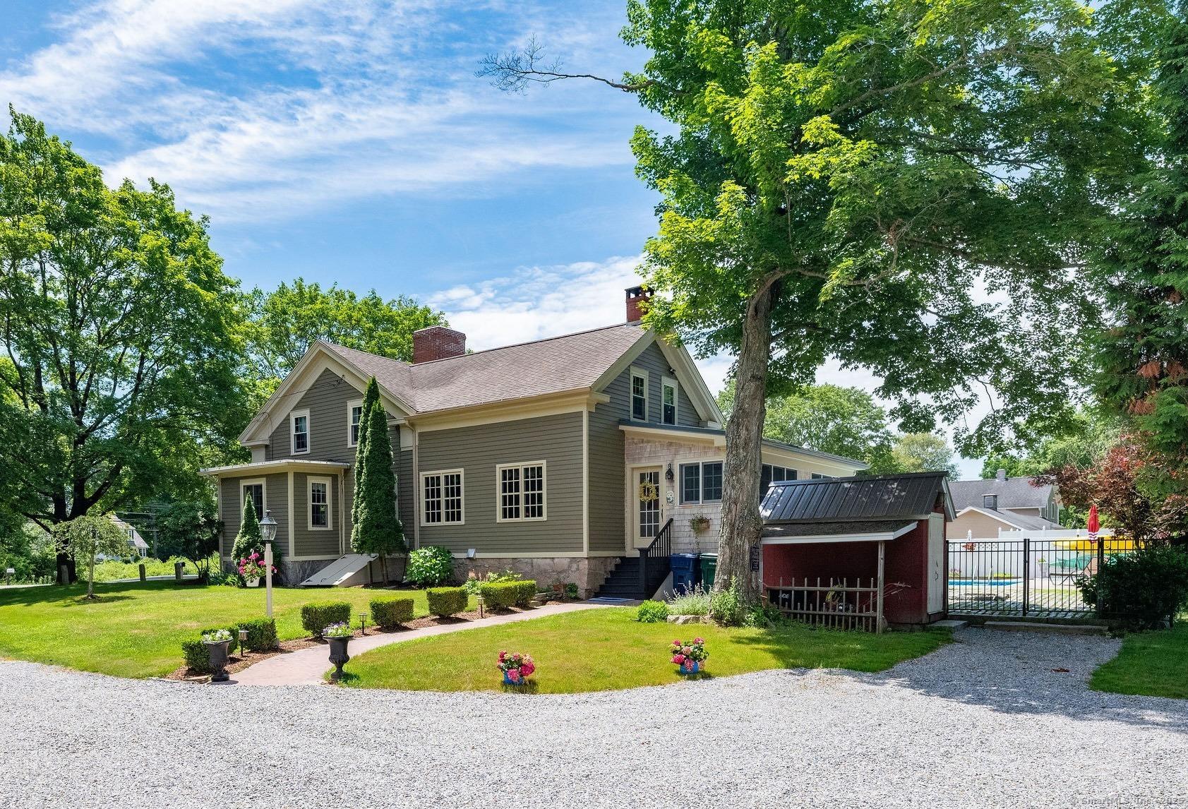 Image 3: welcoming side entrance from the driveway