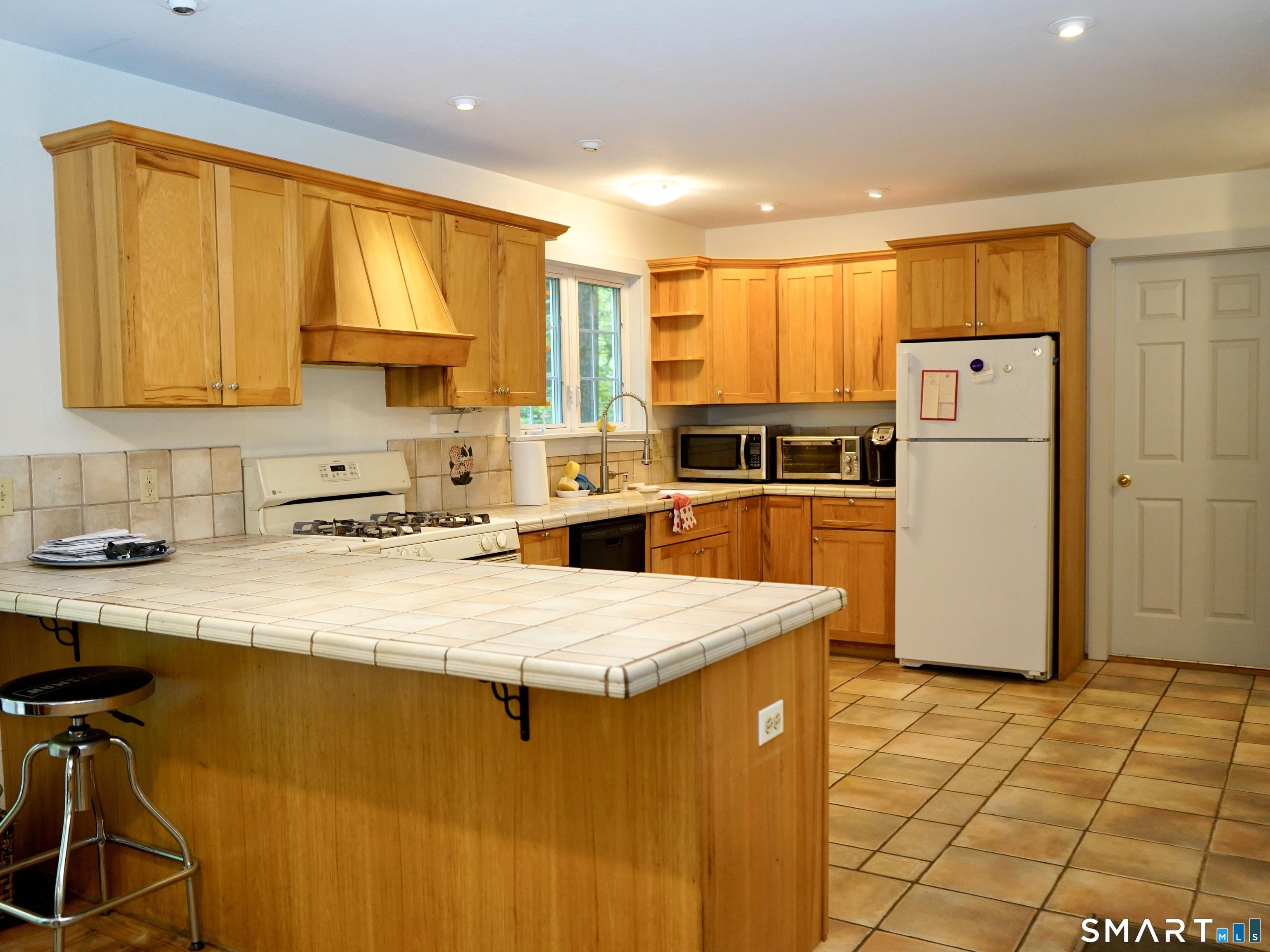 Image 4Kitchen: Nice open layout with a breakfast bar.