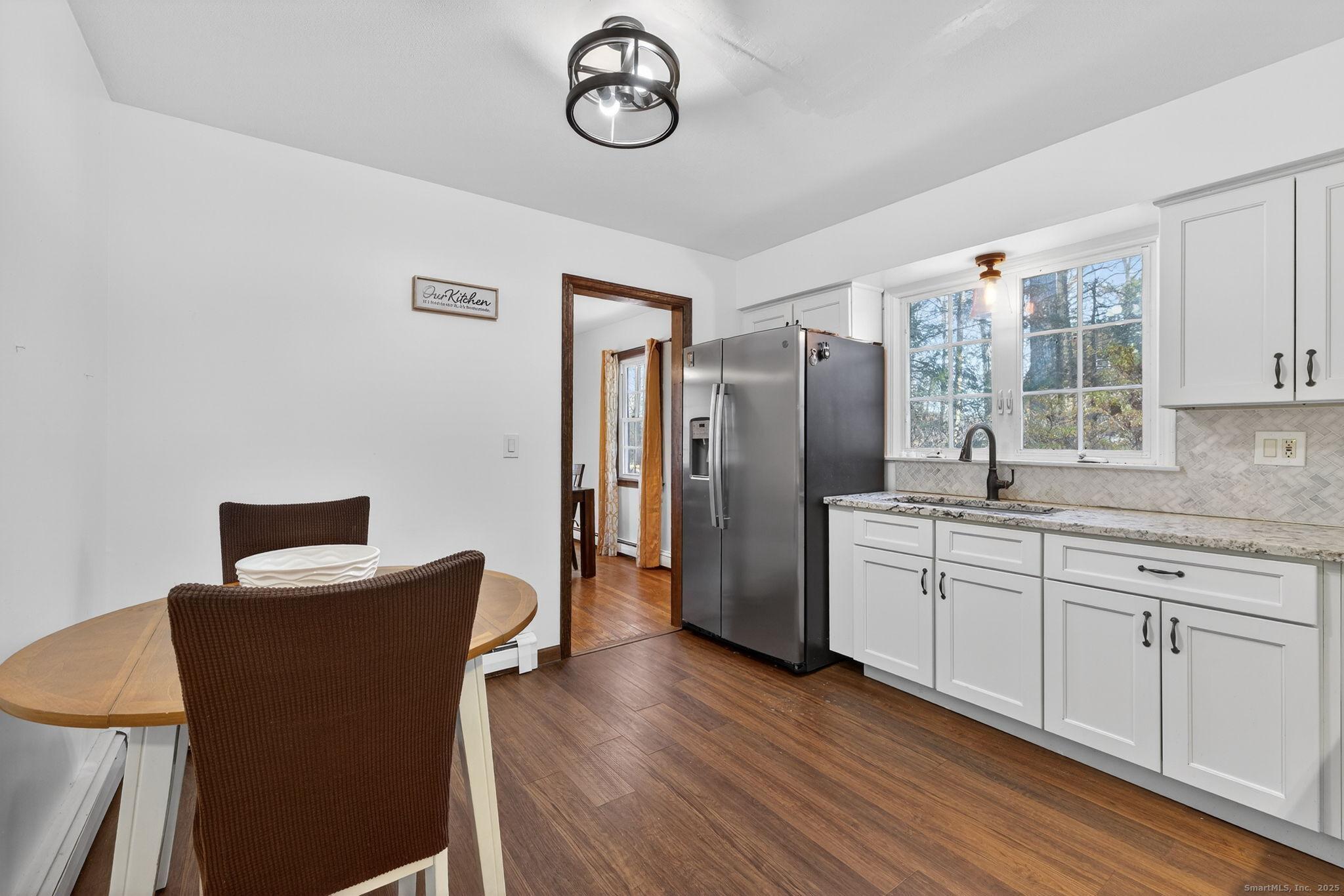 Image 3: Eat in Kitchen