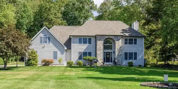 8 Woodridge Lane