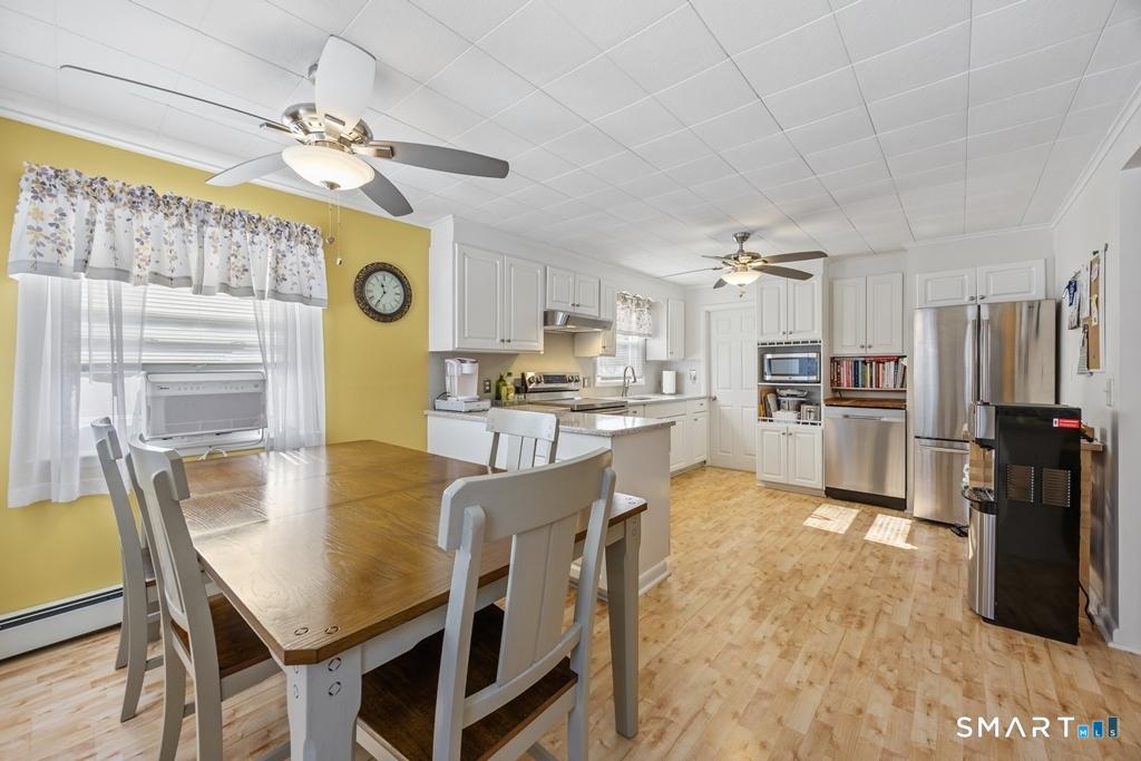 Image 3: Kitchen dining area