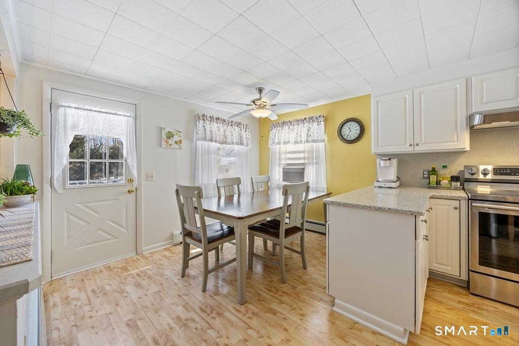 Image 4: Kitchen dining area