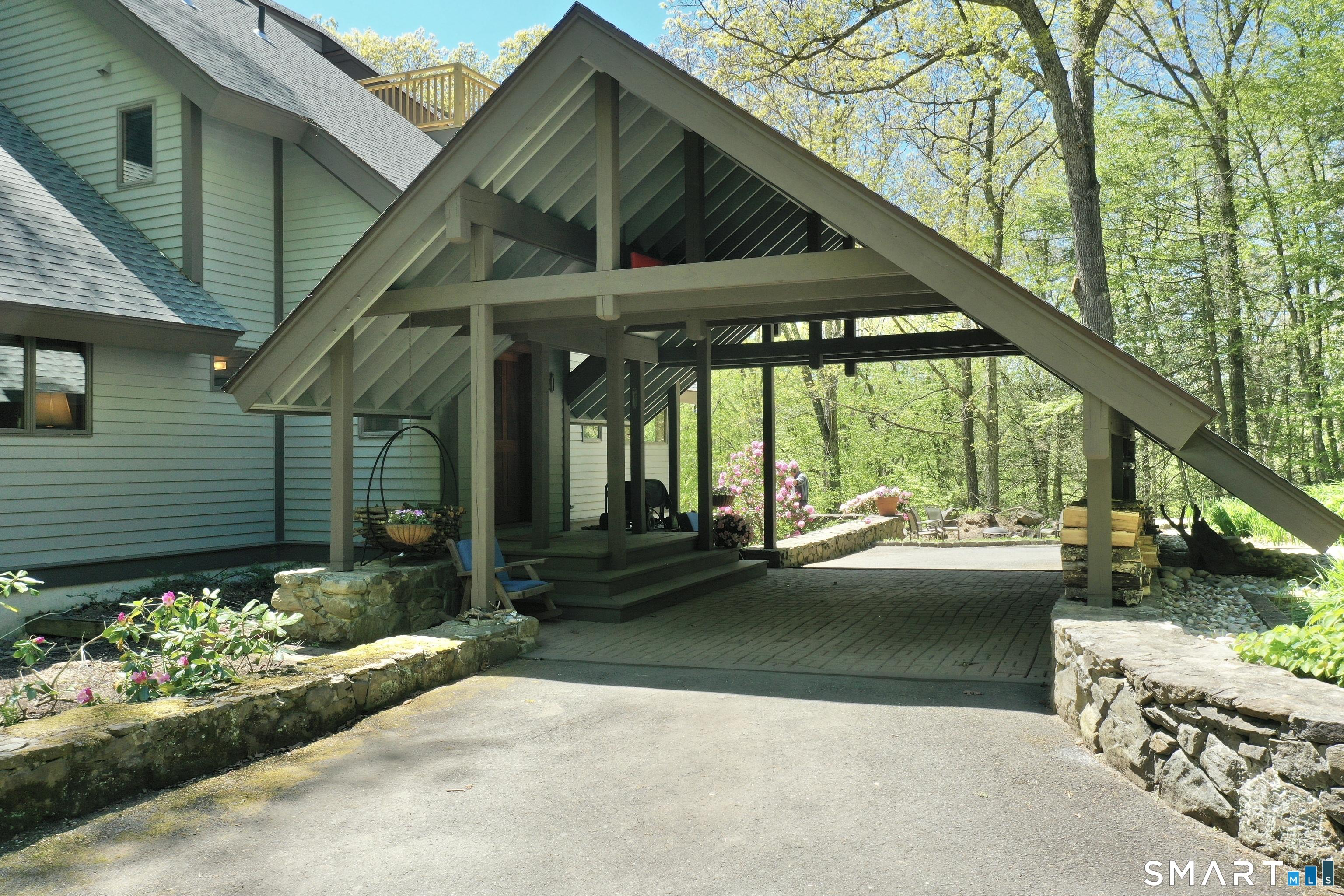 Image 3: Carport/entryway