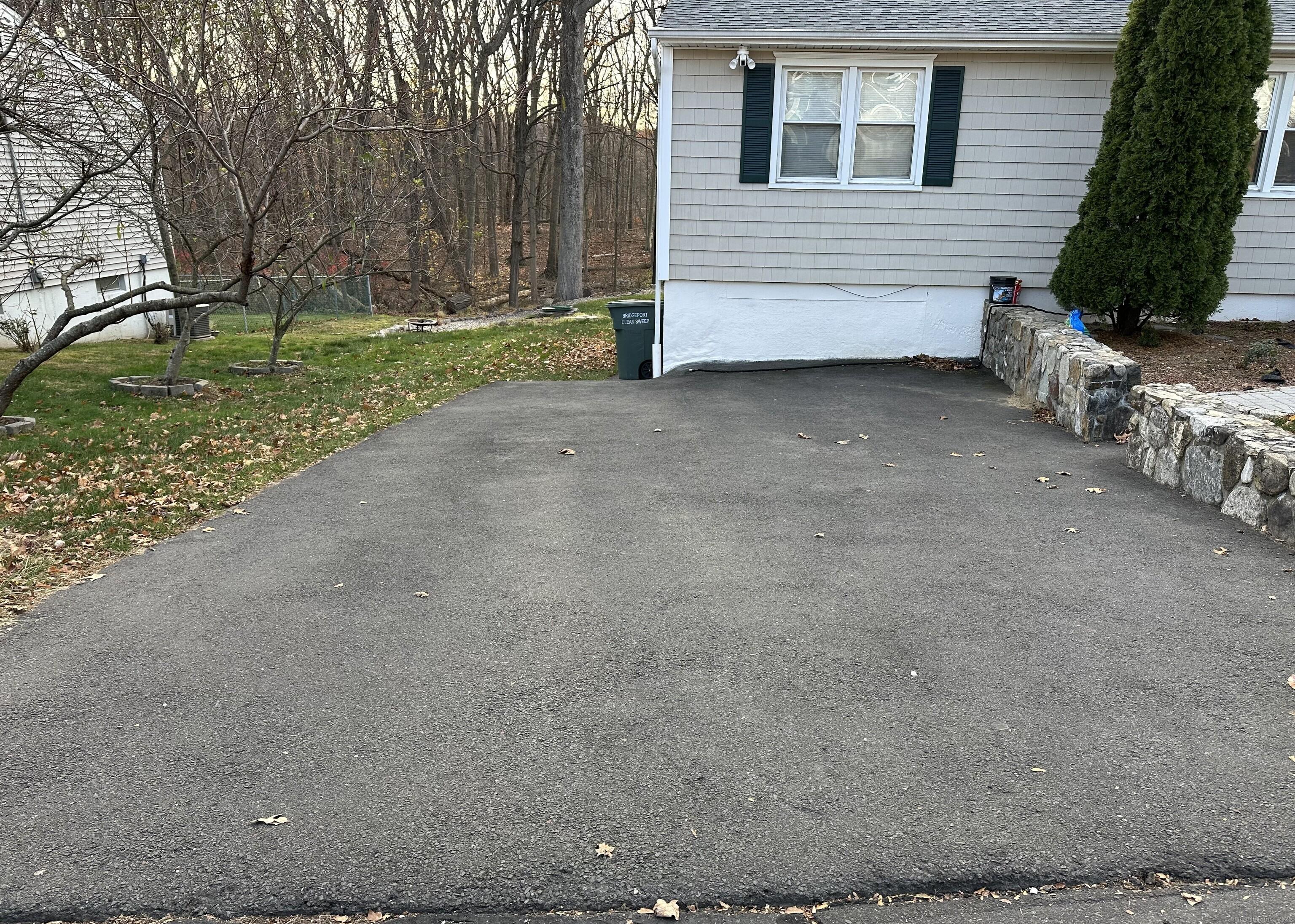 Image 3Parking: Driveway / 4 Cars