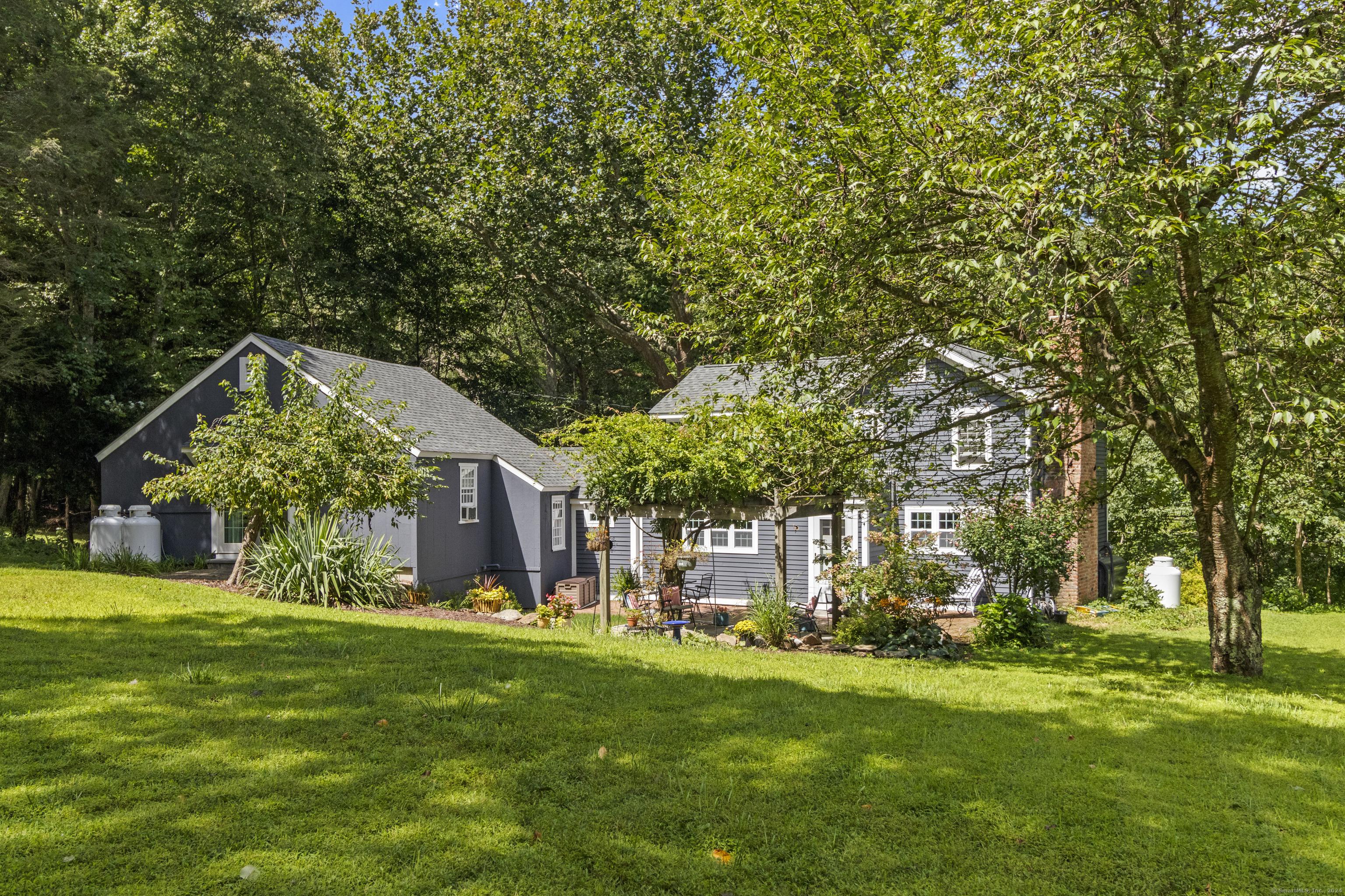 Image 2: Beautiful Back yard