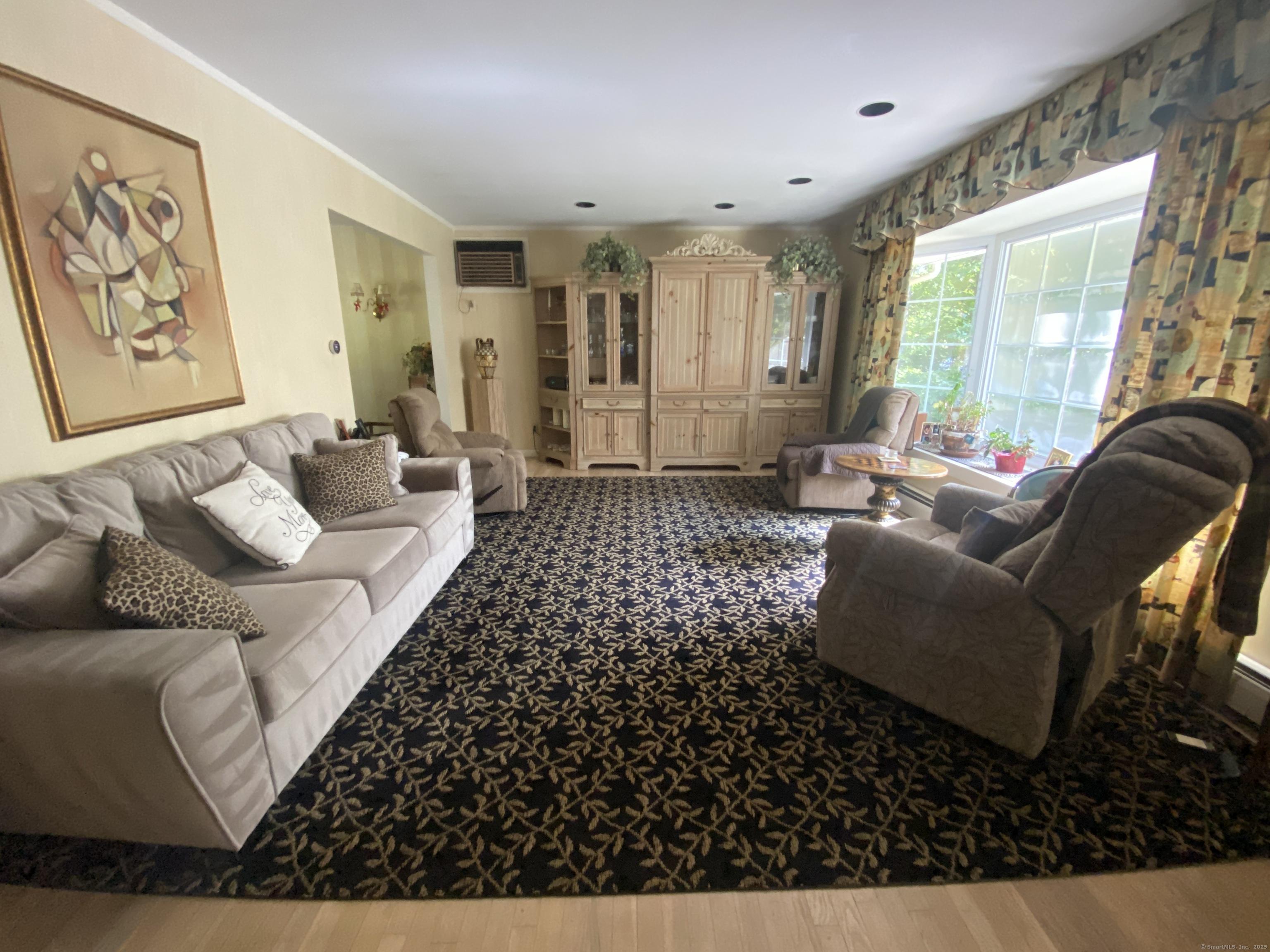 Image 3Living Room: Living room