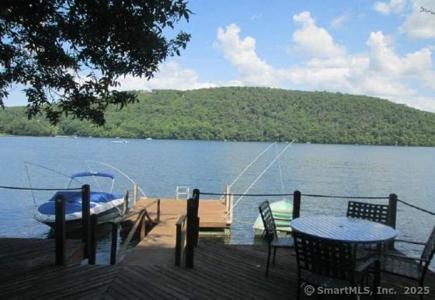 8 Ledgewood Drive