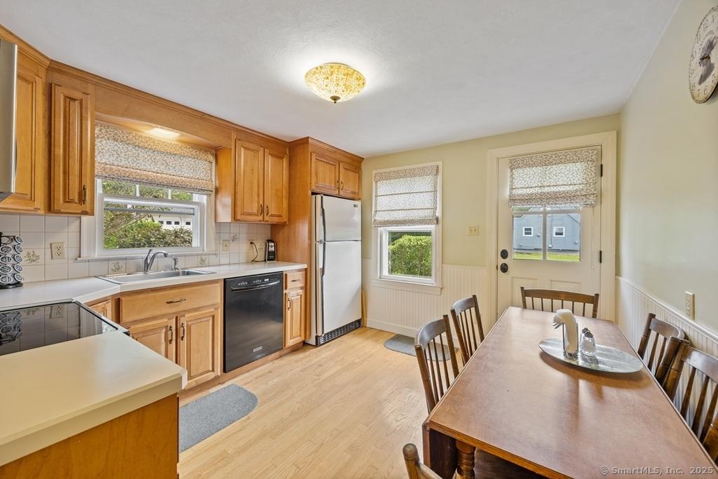 Image 2: Kitchen