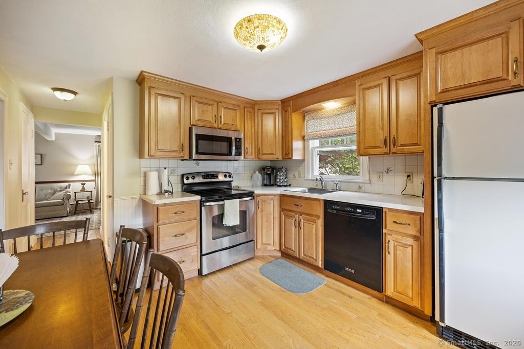 Image 4: Kitchen