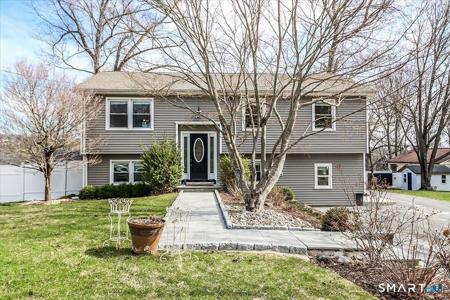3 Ken Oaks Drive