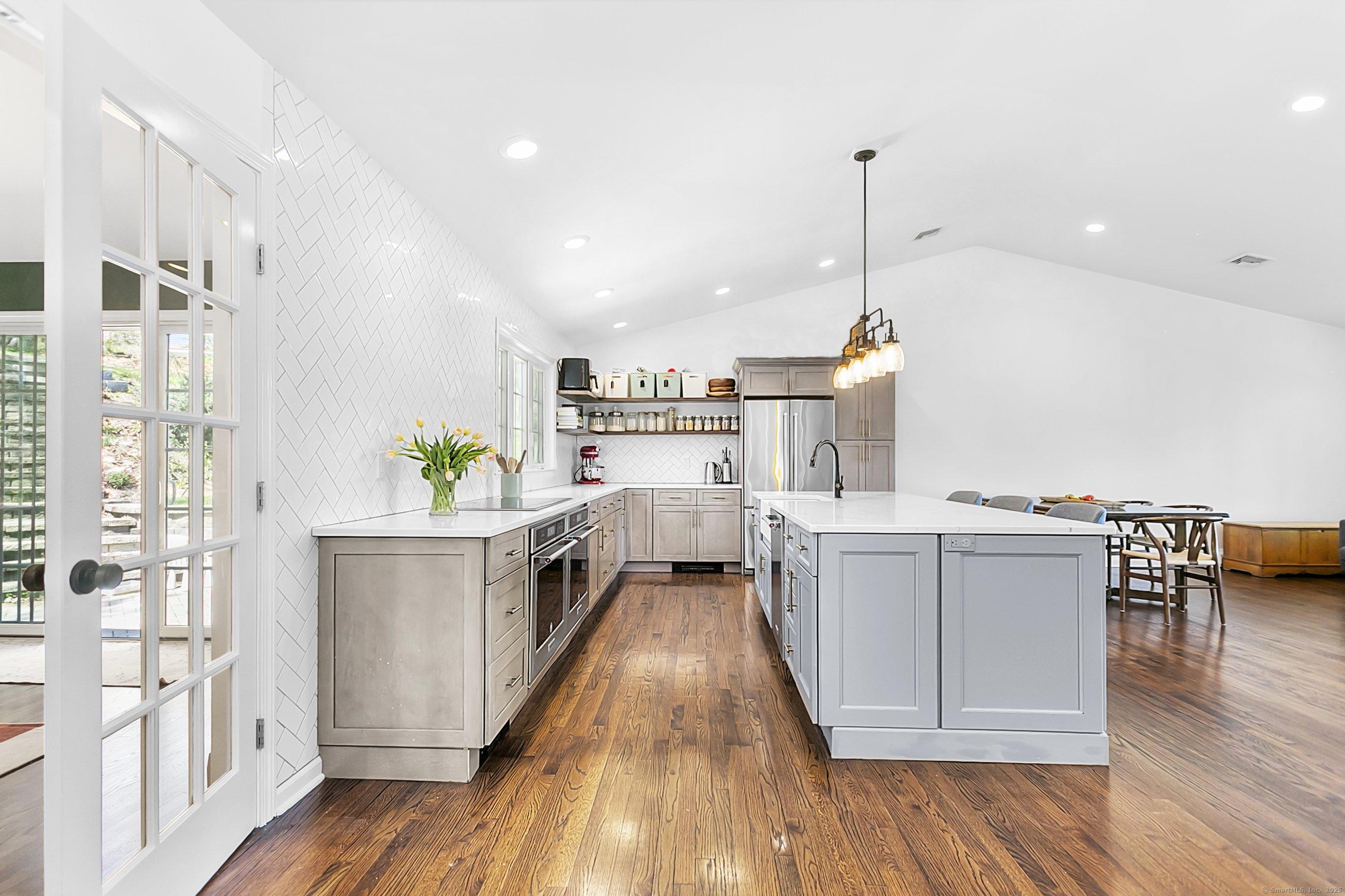 Image 4: Completely remodeled eat-in kitchen.