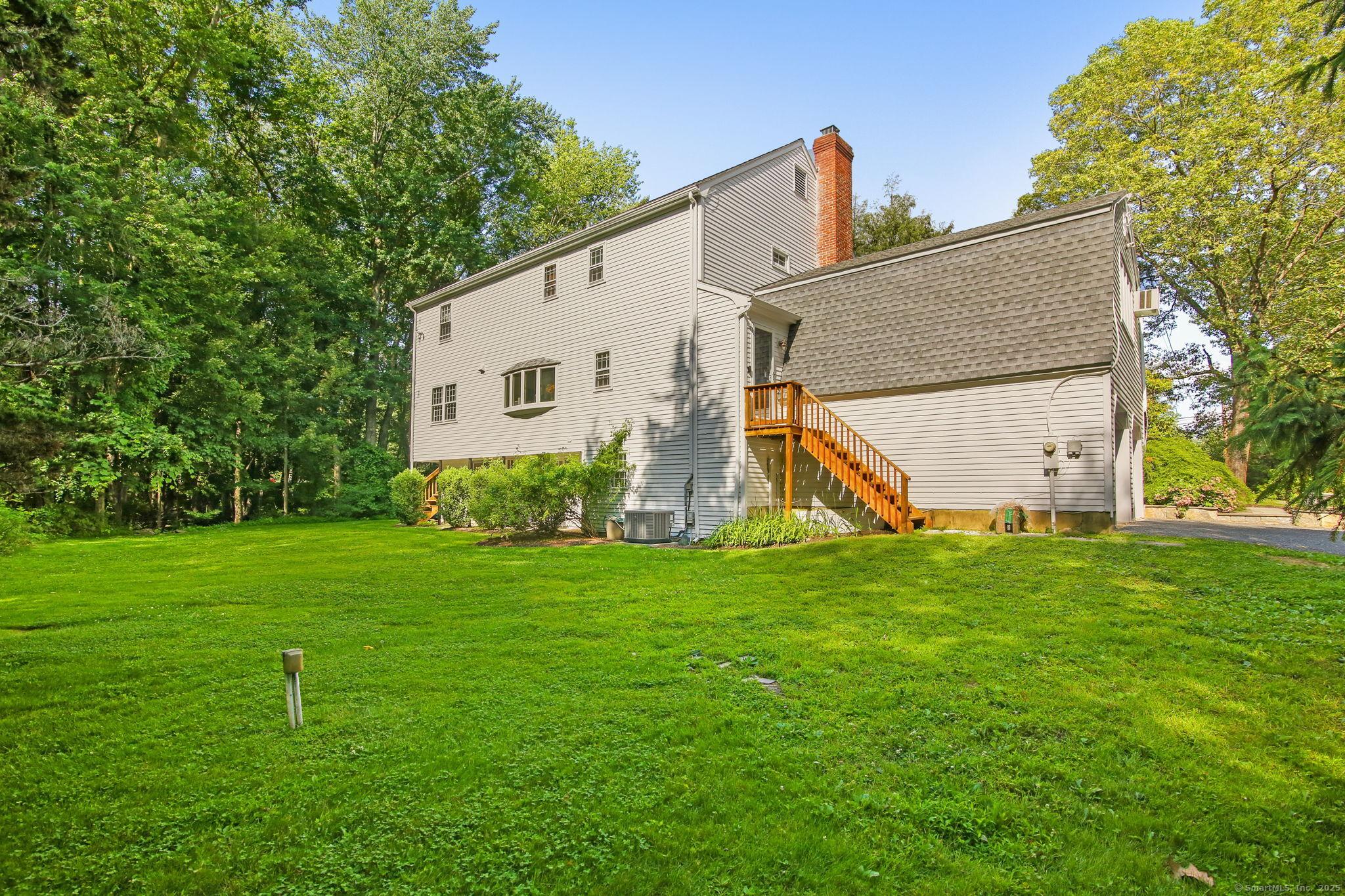 Image 2: Private and spacious back yard