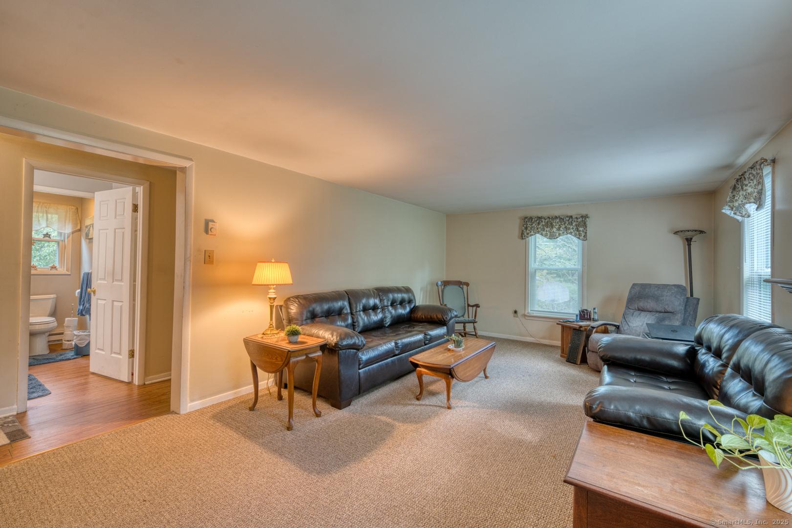 Image 4: Spacious living room