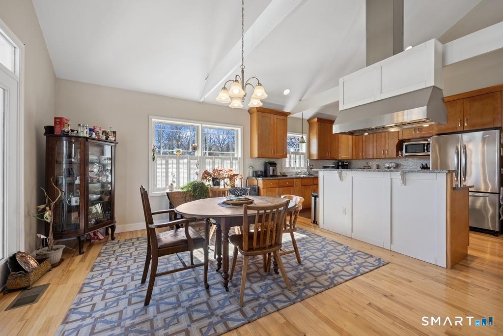 Image 4: Dining room