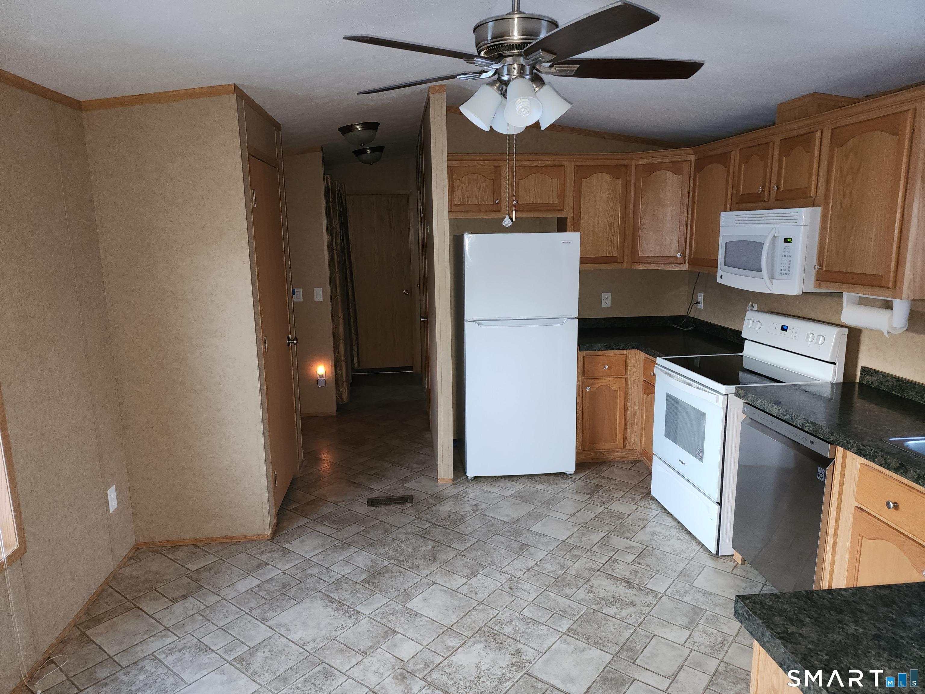 Image 3Kitchen: Large eat-in kitchen