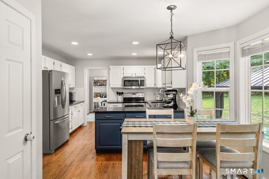 Image 4: Eat in kitchen 