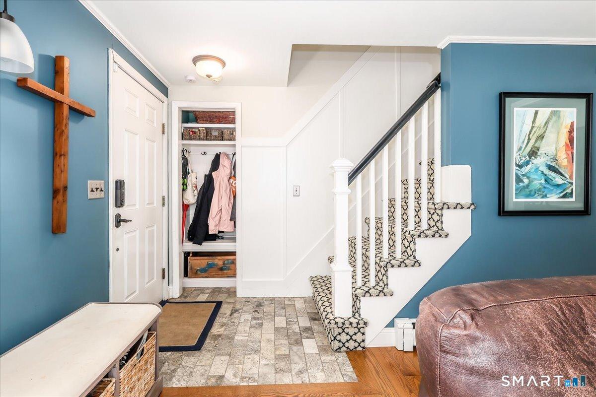 Image 3: Front entry
