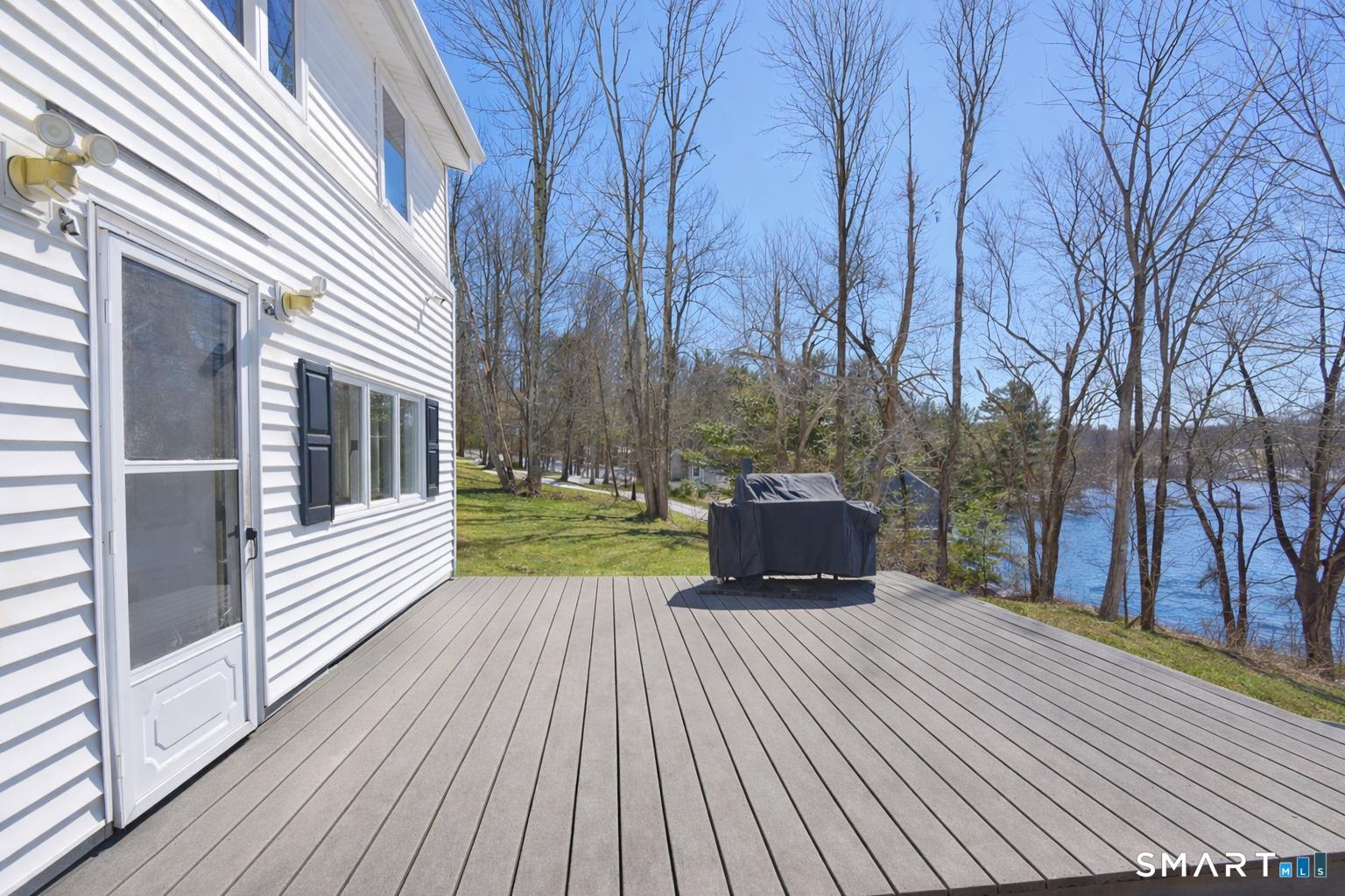 Image 4Deck: Low maintenance composite material on the deck.