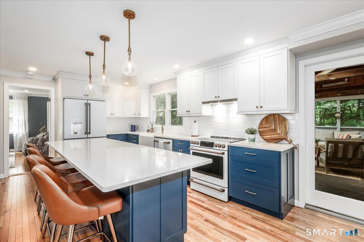 Image 4Kitchen: Remodeled Eat in Kitchen