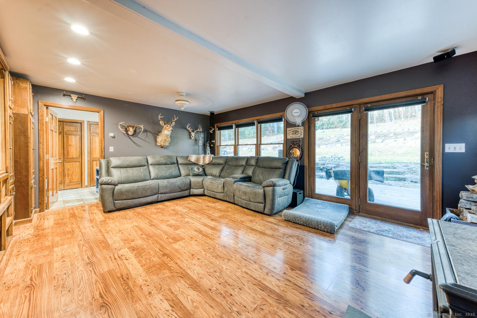 Image 4: Living room