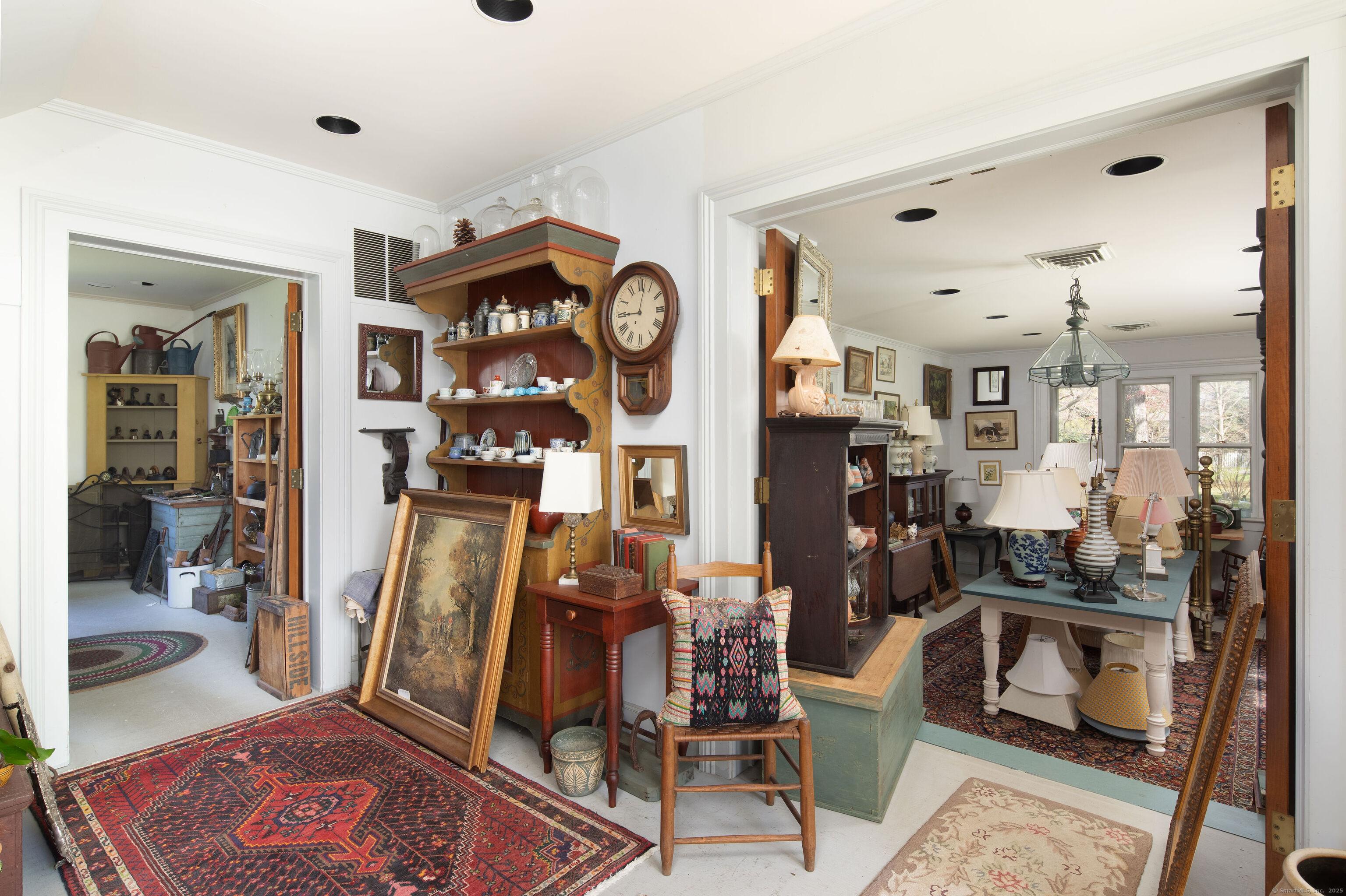 Image 4: Foyer looking into retail space