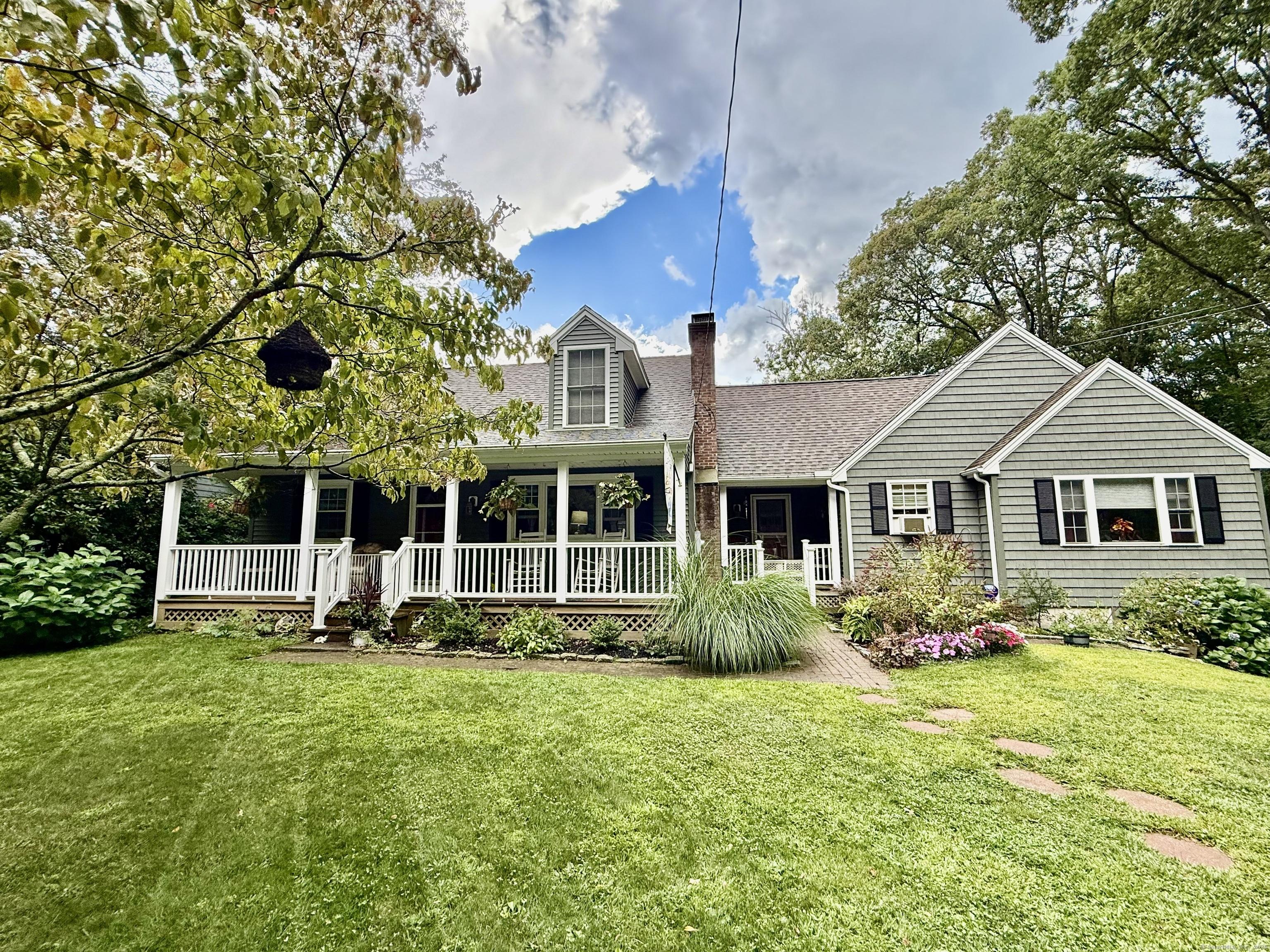 Image 2: Covered Front Porch!