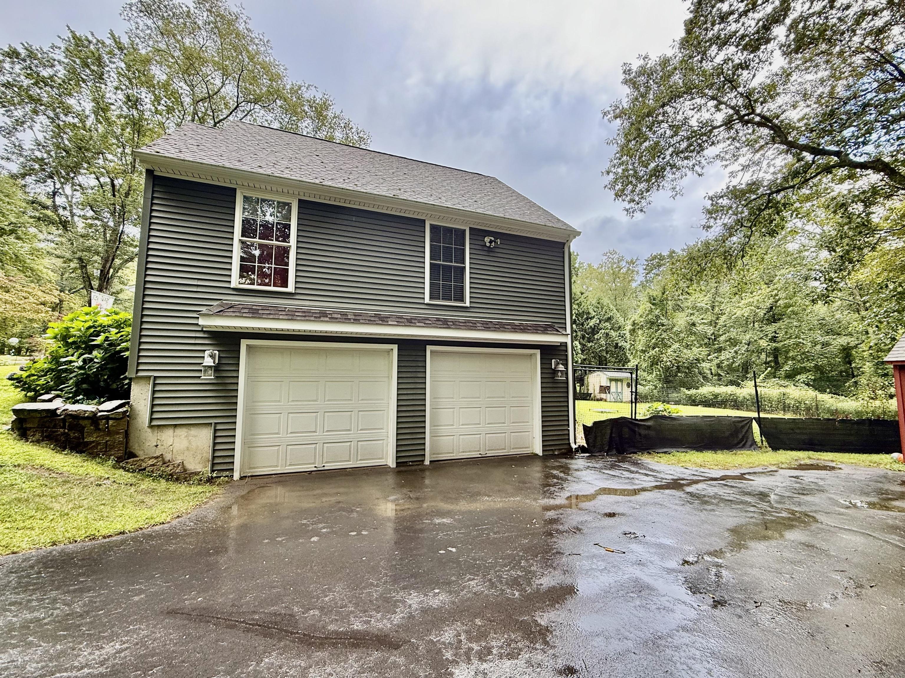 Image 4: 2 Car Garage!