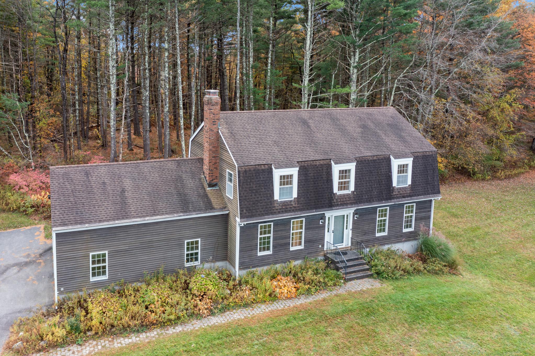 Image 2: This roomy 4BR Colonial has everything you've been looking for.