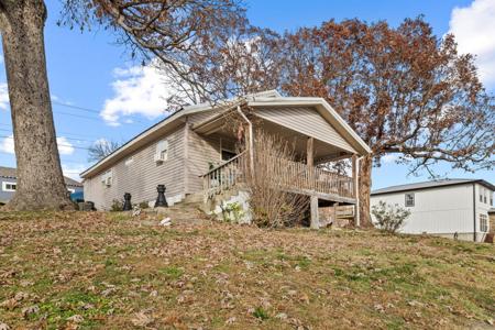 223 W Maddux Street