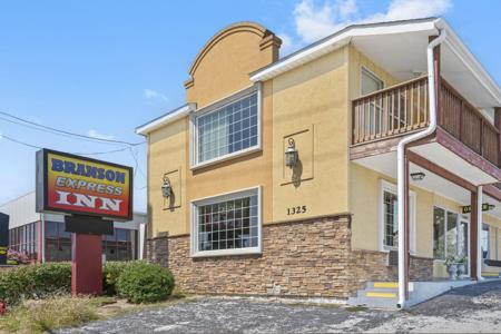 1325 W 76 Country Boulevard