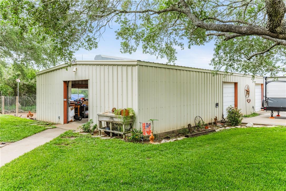 Image 3: 30 x 60 Three garage door shop!