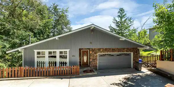 1215 S Wright