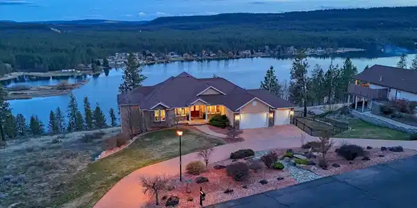 10673 W Lakeside Ln