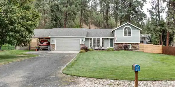106 E Forest