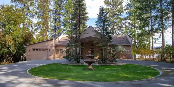 3834 N Deer Lake